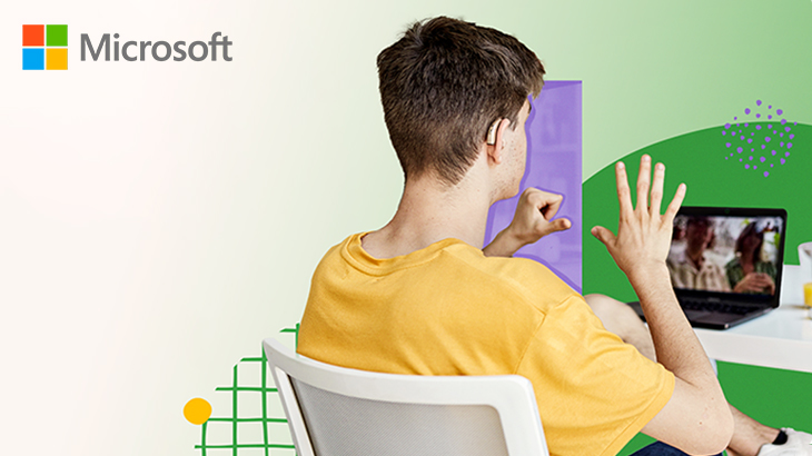 Mann in gelbem Hemd sitzt vor Laptop, winkt. Microsoft-Logo links. Geometrische Formen im Hintergrund.