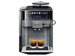 Vollautomatische Kaffeemaschine in Silber mit zwei gefüllten Espressotassen, frontal aufgenommen.