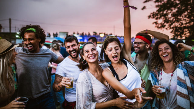 Gute Freunde, gute Stimmung, gute Musik, guter Klang! Genieße beste Party-Sounds mit dem PPS 200 Party Speaker von PEAQ.
