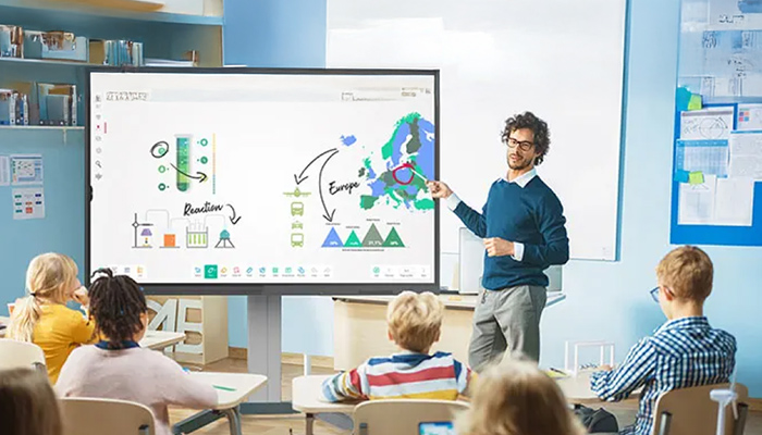 Ein Lehrer unterrichtet Schüler mit einem interaktiven Whiteboard, das Europa und chemische Reaktionen zeigt.