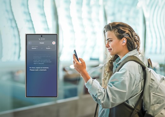 Eine Frau mit Rucksack benutzt ein Smartphone neben einem Bildschirm. Der Bildschirm zeigt eine Anrufoption.