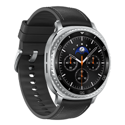 Schwarze Smartwatch mit Ziffernblatt auf dem die Uhrzeit und weitere Daten angezeigt wird, auf weißem Hintergrund