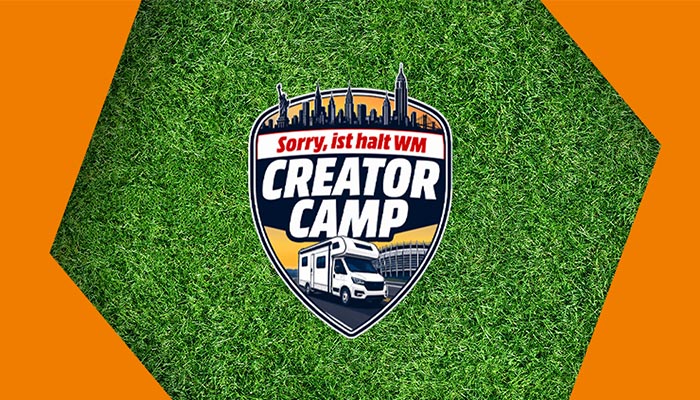 Das „Sorry, ist halt WM“ Creator Camp 2026 Logo auf Oktaeder mit Rasenfläche und rotem Hintergrund.
