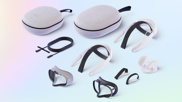 Zwei weiße, ovale Taschen und VR-Headset-Zubehör, darunter Gurte und Gesichtsschnittstellen, liegen auf hellblauem Grund.