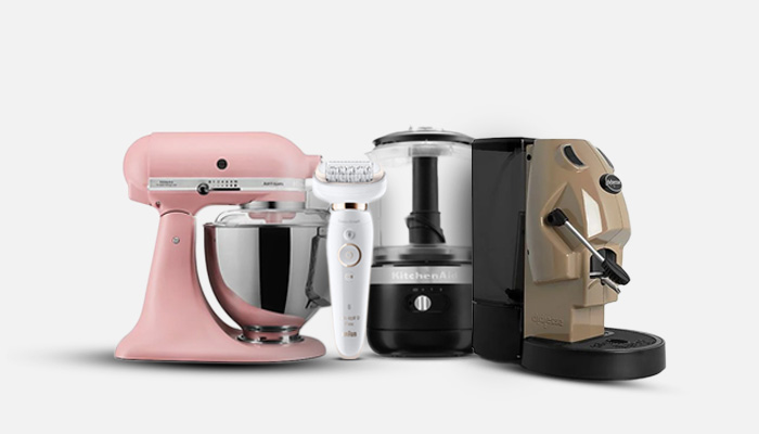 Impastatrice rosa, epilatore bianco, robot da cucina nero e macchina da caffè beige su sfondo bianco.