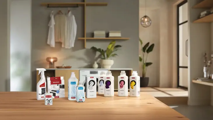 diversi prodotti detergenti appoggiati su un tavolo
