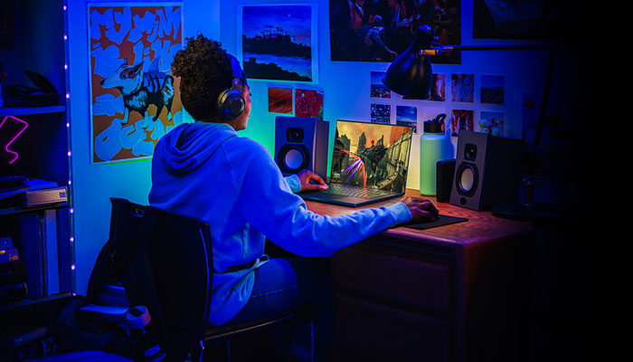 ragazzo gioca a videogames su notebook