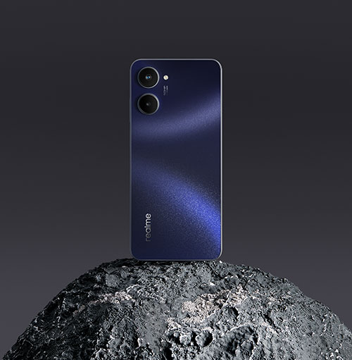 Telefono blu verticale su roccia grigia. Ha due obiettivi circolari e la scritta "realme" sul retro. Lo sfondo � grigio scuro.