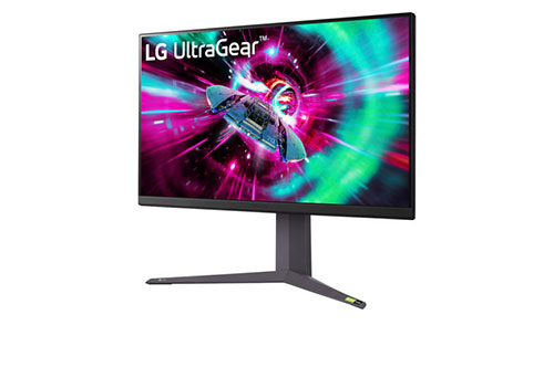 Monitor LG UltraGear su supporto a forma di V. Lo schermo mostra grafica astratta con colori rosa, verde acqua e blu.
