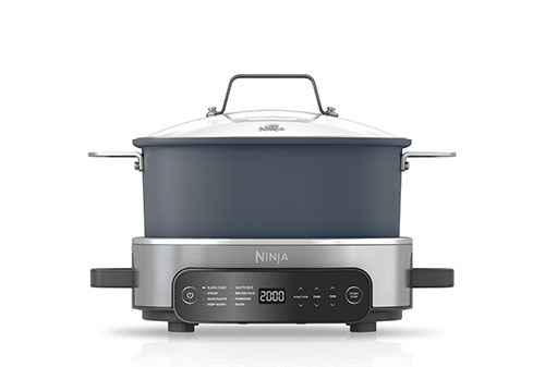 Pentola Ninja grigia su base argentata con coperchio bianco e display digitale nero.