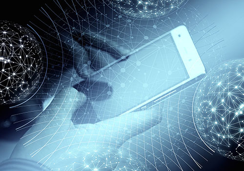 Mano che tiene un telefono cellulare su uno sfondo di sfere connesse e linee blu.