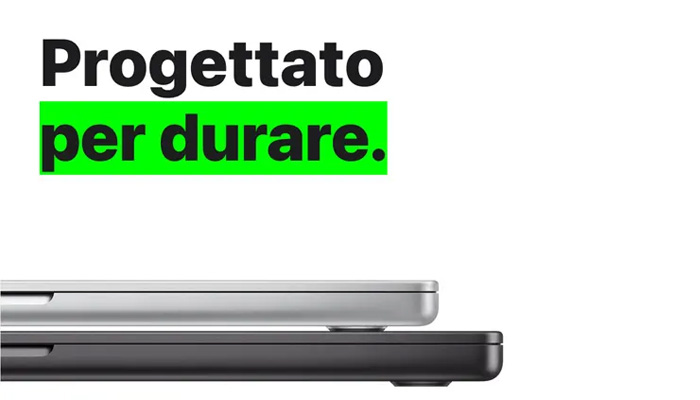 Due portatili Apple appoggiati uno sopra l’altro; quello grigio è leggermente più piccolo di quello nero sottostante.