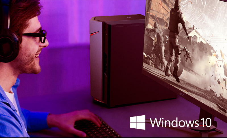 Uomo con cuffie e occhiali gioca a un videogioco su un PC Windows 10. Si vede il case del PC e lo schermo.