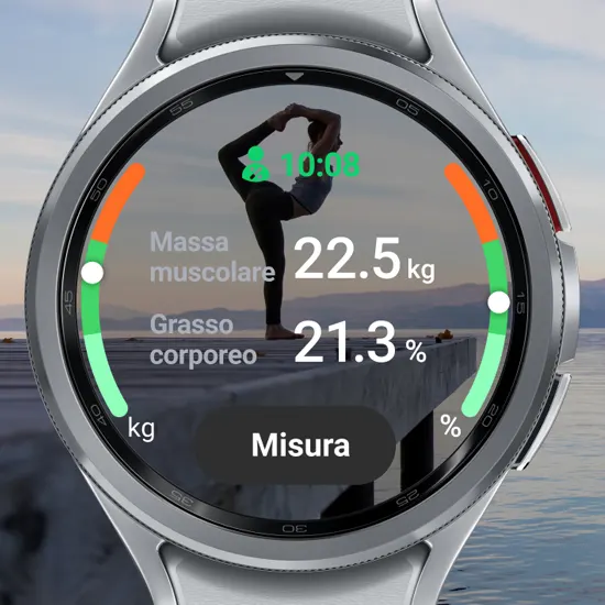Orologio con schermo che mostra dati corporei: massa muscolare 22.5 kg, grasso corporeo 21.3% e una persona in posa yoga.