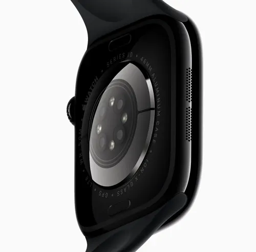 Vista ravvicinata del retro di uno smartwatch nero con sensori circolari e cinturino.