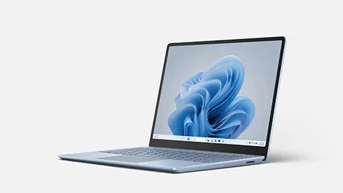 Un portatile aperto mostra uno sfondo blu astratto. La tastiera � visibile. Lo sfondo � bianco.