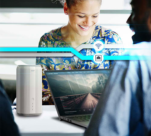 Donna sorridente, laptop aperto, cilindro bianco e icone Wi-Fi e casa su linea blu.