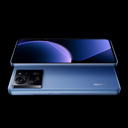 Un telefono blu con schermo acceso mostra un'onda viola, su sfondo nero. Sul retro si vedono le lenti della fotocamera.