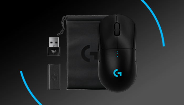 Cuffie nere su supporto metallico con microfono, su sfondo scuro con due linee curve azzurre.