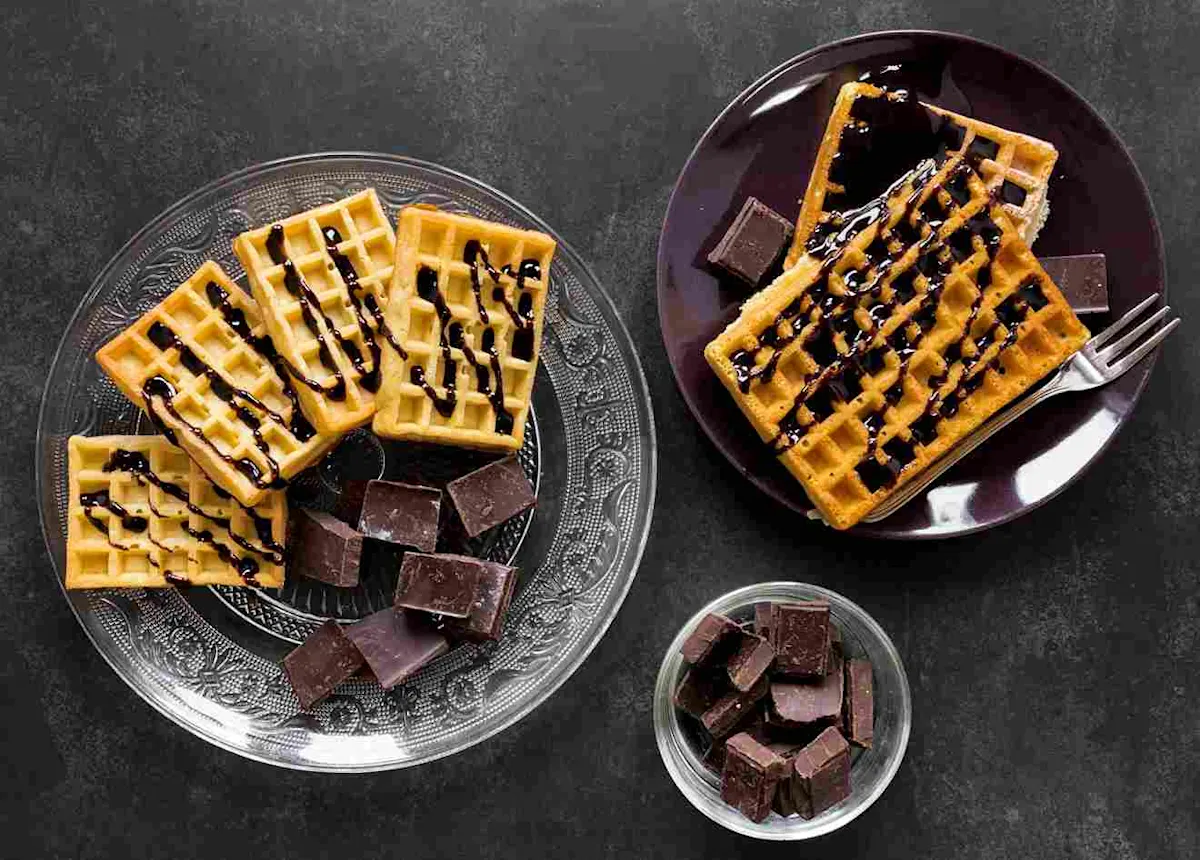 waffle con cioccolata sciolta e a cubetti su un piatto.