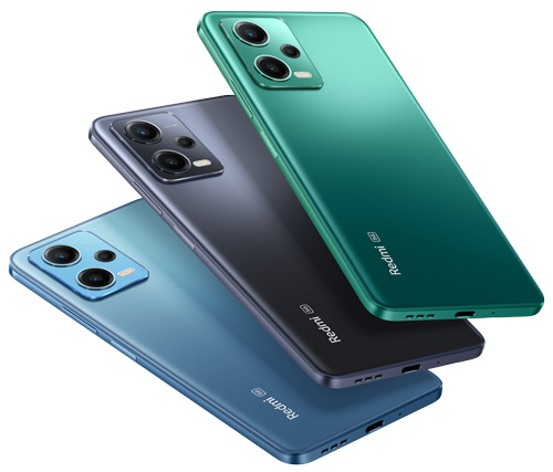 Tre smartphone Redmi impilati: uno verde, uno grigio e uno blu, con fotocamere posteriori a vista.