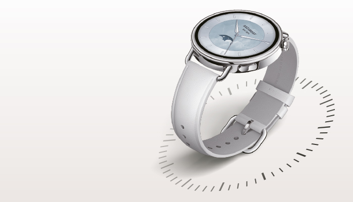 orologio xiaomi argentato su uno sfondo bianco rosaceo