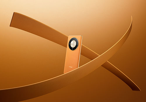 Telefono rettangolare arancione con fotocamera circolare, su sfondo arancione con nastri curvi.