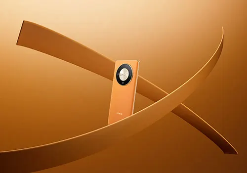 Telefono rettangolare arancione con fotocamera circolare, su sfondo arancione con nastri curvi.