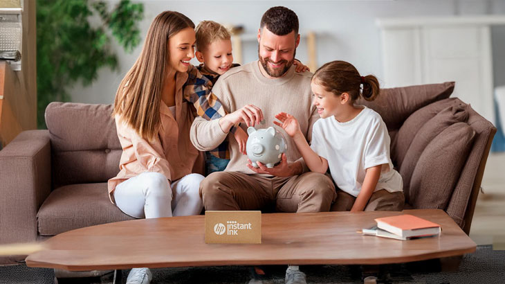 una famiglia seduta sul divano