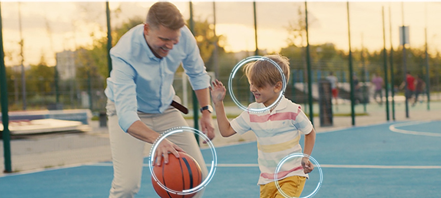 pare e figlio giocano a basket