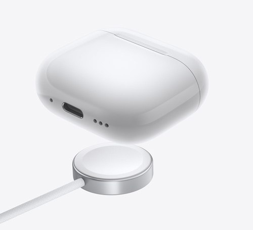 Custodia bianca per auricolari e caricatore rotondo con cavo bianco su sfondo chiaro.