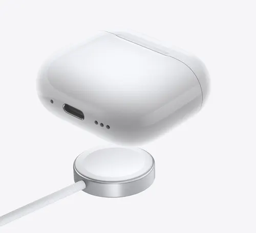 Custodia bianca per auricolari e caricatore rotondo con cavo bianco su sfondo chiaro.