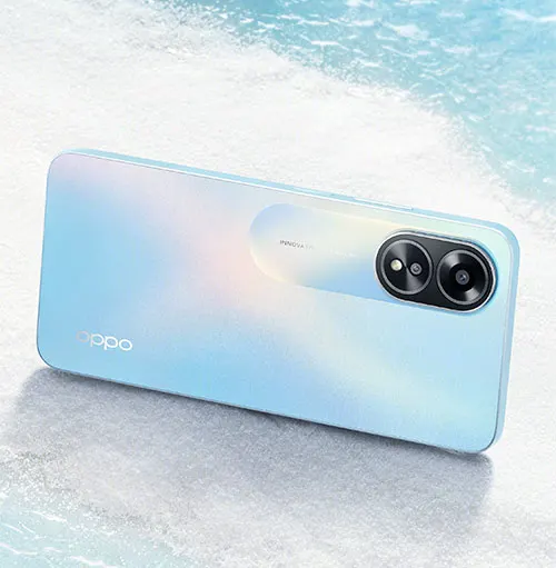 Telefono azzurro chiaro con due fotocamere circolari nere sul retro, su una superficie grigia con sfondo azzurro.