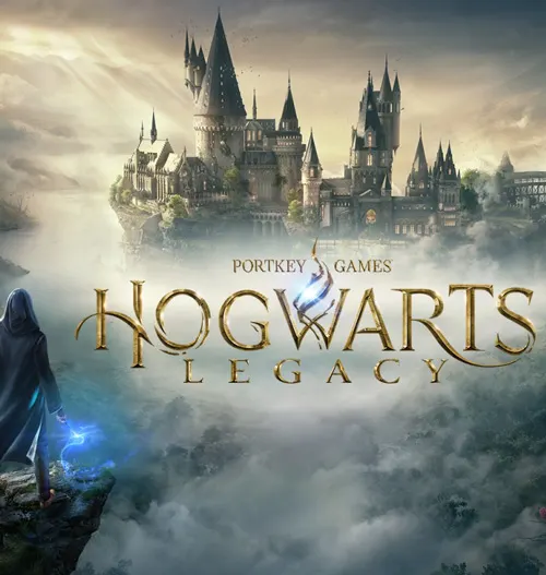 Castello di Hogwarts su uno sfondo nebbioso. In primo piano, figura incappucciata con energia blu e logo del gioco "Hogwarts Legacy".