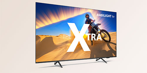 TV che mostra un motociclista su dune di sabbia sotto un cielo azzurro con la scritta "THE XTRA" impressa.