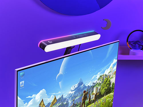 Monitor con sfondo di gioco fantasy e lampada da scrivania a LED sopra, illuminato da luce blu.