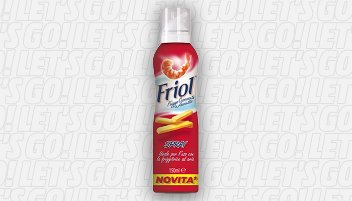 Bottiglia rossa di spray Friol con gambero e patatine fritte su sfondo bianco con scritta "Let's Go!".