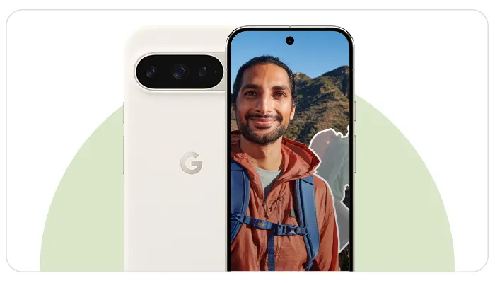 Un telefono bianco con tripla fotocamera affiancato da un secondo telefono che mostra una persona con zaino davanti a montagne.