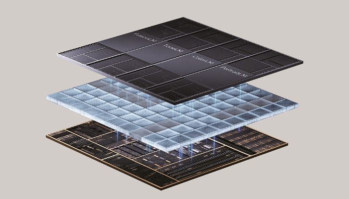 Tre strati quadrati sospesi: uno superiore nero con scritte, uno centrale trasparente a griglia, uno inferiore nero con circuiti.