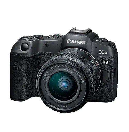 Ecco una fotocamera nera Canon EOS R8 con un obiettivo zoom montato su uno sfondo bianco.