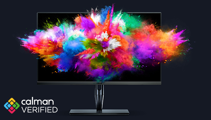 Schermo su supporto con esplosione di colori vivaci. Logo "Calman Verified" in basso a sinistra. Sfondo blu scuro.