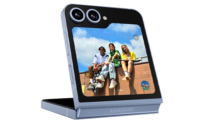 Smartphone pieghevole aperto mostra tre persone sedute su un muro, cielo azzurro sullo sfondo.