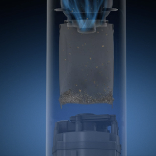 Contenitore trasparente con filtro grigio e detriti solidi sul fondo, su sfondo blu sfumato. Flussi azzurri nella parte alta.