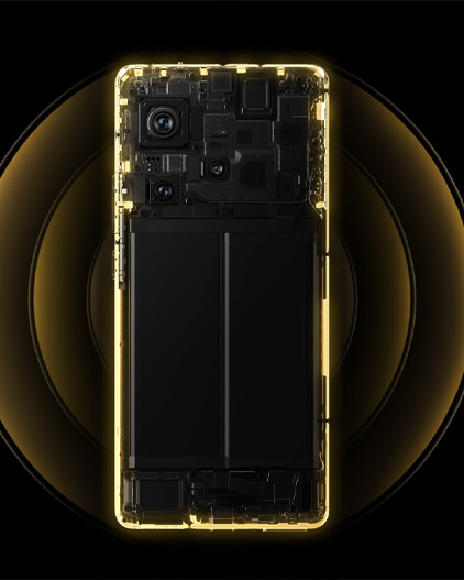 Vista posteriore di un telefono nero con contorno luminoso dorato su sfondo nero con cerchi dorati.