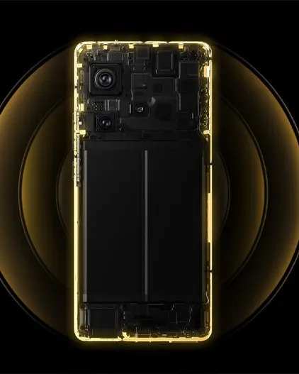 Vista posteriore di un telefono nero con contorno luminoso dorato su sfondo nero con cerchi dorati.