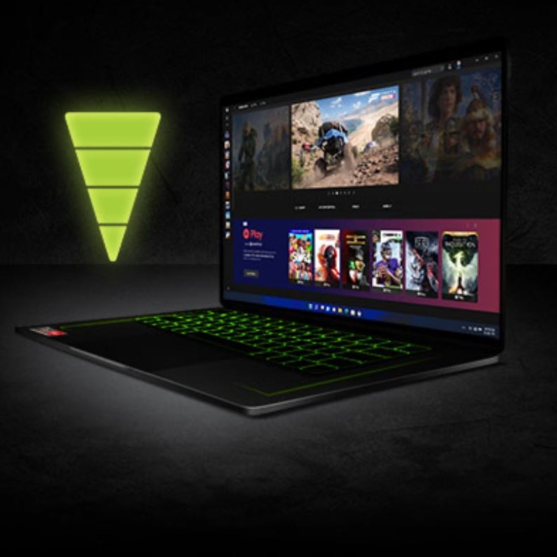 Un computer portatile nero � aperto, schermo acceso. Una freccia verde stilizzata � a sinistra. La tastiera � illuminata di verde.