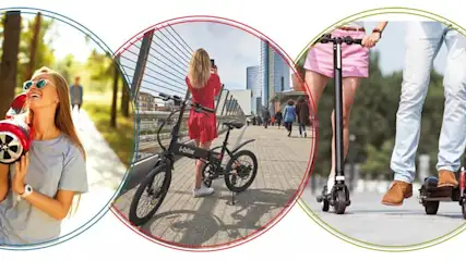 Tre cerchi mostrano: persona con hoverboard, bici pieghevole, persone su monopattini elettrici in ambienti urbani e naturali.