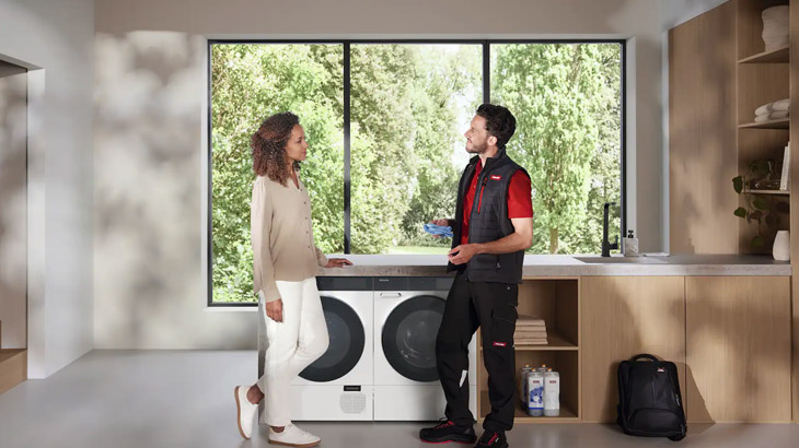 una donna che parla con un tecnico di elettrodomestici