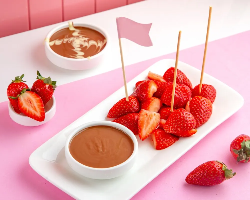 piattino con fonduta di cioccolata e fragole