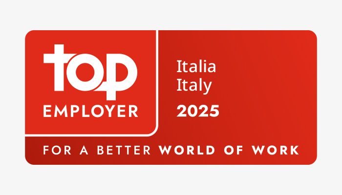 Logo rosso "Top Employer Italia Italy 2025", con scritta bianca "For a better world of work".